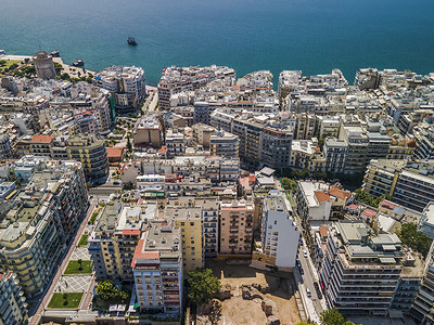 塞萨洛尼基，希腊市中心纳瓦里诺地区和白塔地标的空中无人机视图。