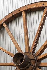 仿古背景摄影照片_金属背景上的古董木轮