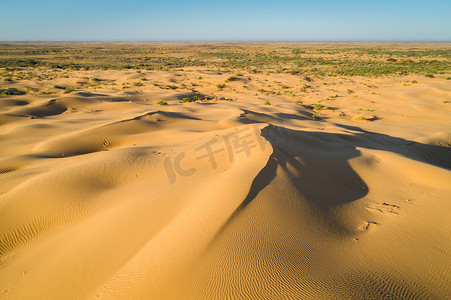 沙漠中的沙丘。