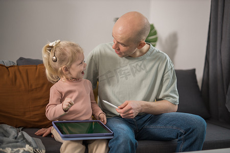 植入人工耳蜗的聋童女孩学习听声音并与父亲一起玩-人工耳蜗手术后康复和康复概念
