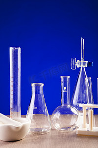 化学实验室设置在蓝色背景的桌子上