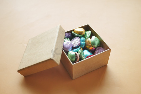 桌上盒子里的糖果巧克力