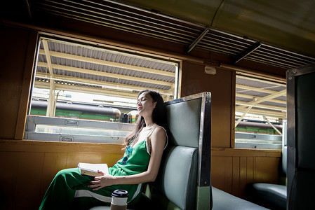 亚洲女旅客幸福地睡在火车上