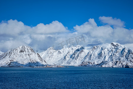 云腾底云摄影照片_罗弗敦群岛和挪威海在冬天，挪威