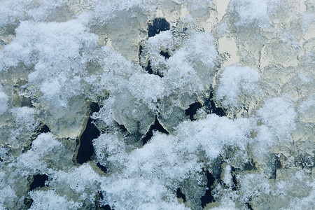 恶劣天气下雪中的窗户表面。