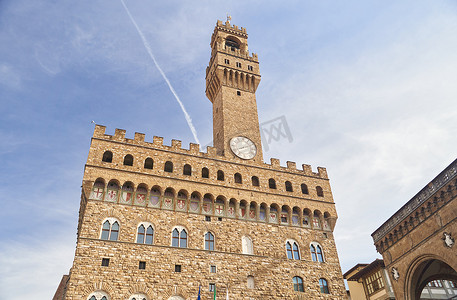 宫泽理惠摄影照片_意大利佛罗伦萨 — 2023 年 2 月 12 日：著名塔楼和旧宫广场以及意大利佛罗伦萨城市景观的景观