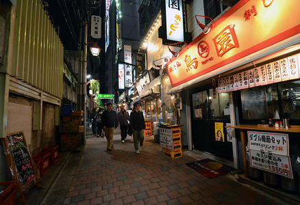 日本东京 — 11 月 23 日： 狭窄的步行街，称为 Yakatori 胡同