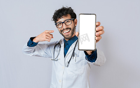 快乐的医生向相机展示手机屏幕。