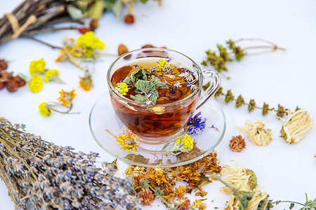 用草药和鲜花的凉茶。