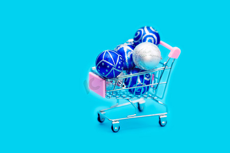 蓝色圣诞球堆放在一个小购物车里。