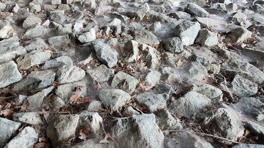 有蜘蛛网的灰色岩石或石头或巨石