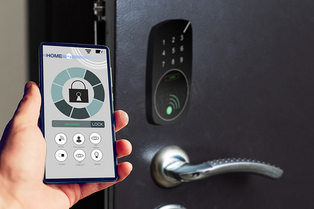 锁安全摄影照片_使用智能手机远程锁定入口门上的智能锁。