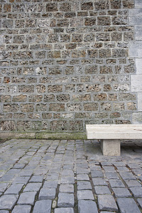 空石凳靠在砖墙上