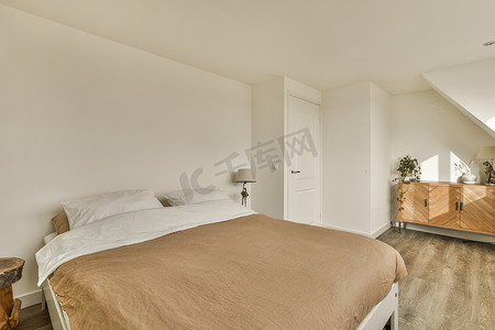 大型酒店摄影照片_一间带大床和梳妆台的卧室