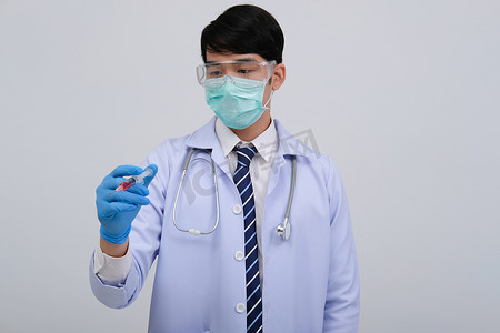医生执业医师与药物注射器。