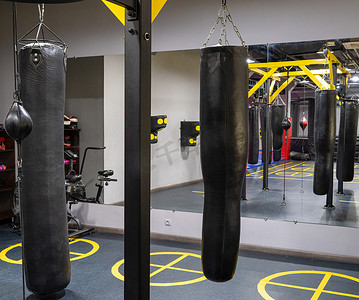 体育设施摄影照片_体育中心的拳击袋照片