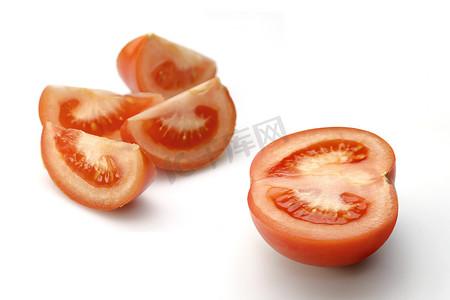 在白色切西红柿