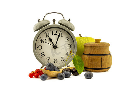 樱桃蓝莓苹果摄影照片_与时钟、蜂蜜和莓果的烹饪静物画