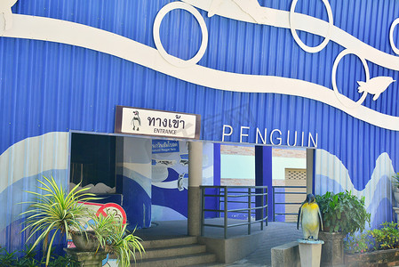 东南亚建筑摄影照片_曼谷考丁公园杜斯特动物园的企鹅建筑立面，