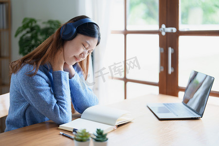 年轻女性因在家在线学习而表现出疲劳的画像