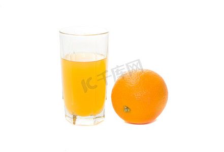 一杯橙汁和橙子