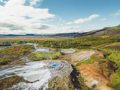 冰岛 Strokkur 间歇泉和温泉的航拍照片