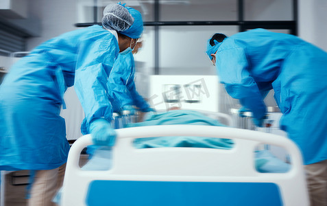 紧急情况、手术和医院，医生和团队带着病人赶到手术室。