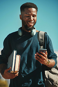 社交媒体、学生和黑人在大学里用手机进行交流、联系和移动应用。