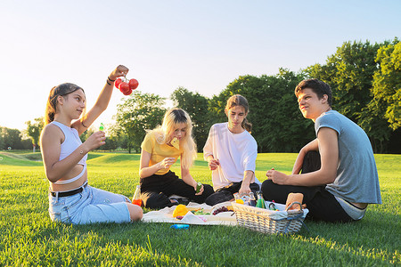 青少年在草坪上的公园野餐时玩得开心