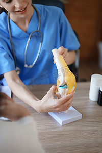骨质疏松海报摄影照片_一位女医生与一位老年患者谈论骨关节炎的画像。