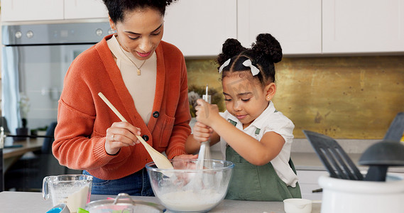 家庭、烹饪和儿童在家里的厨房里学习烘焙有趣的技能发展活动和联系。