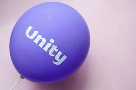 紫色气球上的统一文本，