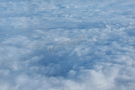纸飞机花纹摄影照片_从飞行飞机的高度看白云。