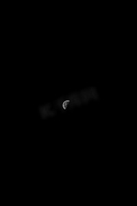 全黑摄影照片_全黑背景上的深灰色月亮