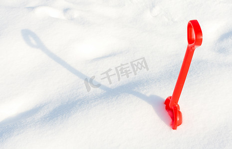 铲雪摄影照片_红色的小孩子们用铲子铲雪