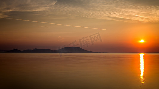 匈牙利巴拉顿湖的日出，长时间曝光