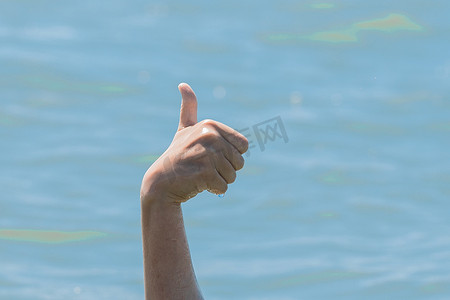 溺水女孩从水下伸出的手竖起大拇指展示课堂。