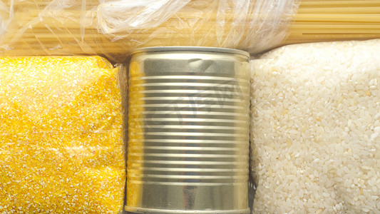 经济物品摄影照片_检疫隔离期的食品供应、危机食品库存。食品背景。