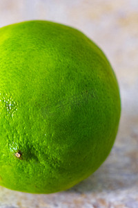 墨西哥餐桌上的绿色成熟石灰石灰柑橘类水果。