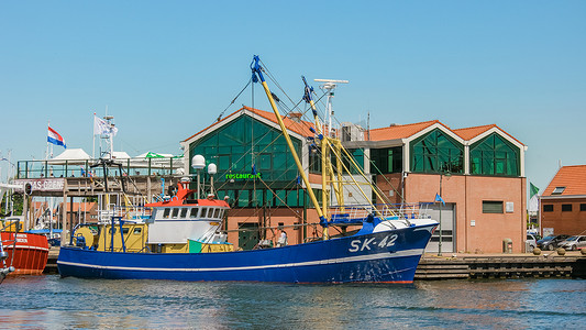 urk摄影照片_Urk Flevoland 荷兰 2017 年 5 月 Urk 荷兰渔港与渔船 Urk 渔村