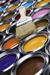 金属罐头摄影照片_有颜色油漆和画笔的锡金属罐头