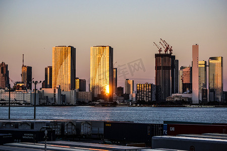 渐变风景摄影照片_在日落照亮的东京都市风景