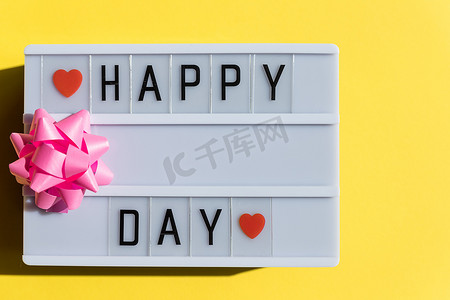 黄色背景灯箱上的快乐日标志。快乐的父母节或国际家庭日。贺卡。