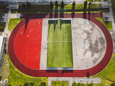专属告白摄影照片_从空中俯视带有红色赛道的体育场