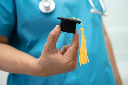 答辩毕业论文摄影照片_亚洲医生在医院病房学习毕业差距帽，聪明聪明的天才教育医学理念。