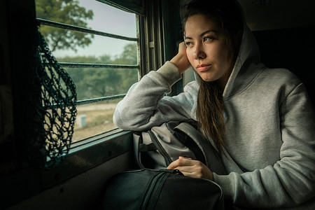 乘坐旅客列车的年轻女性旅客旅行