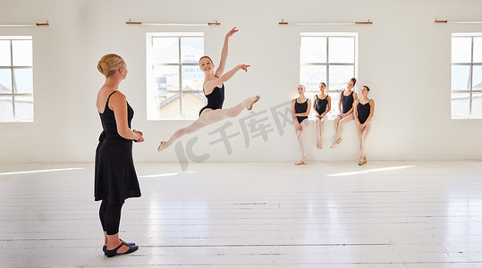 芭蕾舞老师、舞蹈学生和工作室在创意剧场跳跃表演中具有芭蕾舞演员的群体多样性。