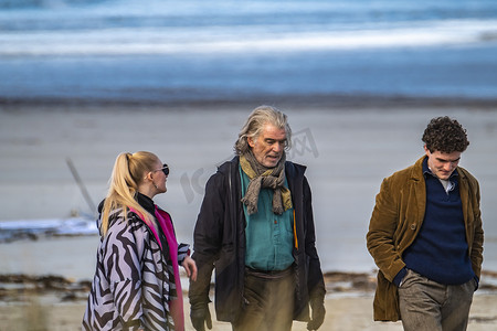 爱尔兰多尼戈尔郡波特诺 — 2023 年 3 月 7 日：《情书》正在海滩上拍摄，由皮尔斯·布鲁斯南、加布里埃尔·伯恩、海伦娜·博纳姆·卡特、菲恩·奥·谢伊、安·斯凯利主演