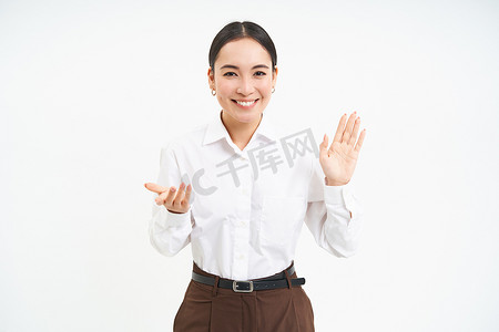 315徽标摄影照片_美丽的亚洲女性肖像举起一只手，友好地微笑，自我介绍，问候并打招呼，白色背景