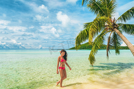 豪华海滩塔希提岛波拉波拉岛比基尼泳装女人在天堂度假中游泳。